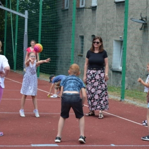Pierwszy dzień organizacyjny. Zajęcia stacjonarne z ułożeniem regulaminu półkolonii, grami, zabawami i zajęciami plastycznymi