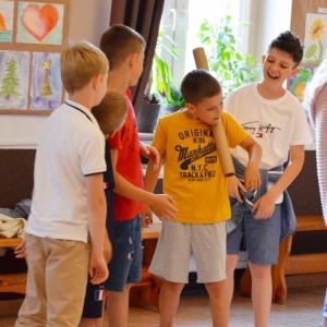 Pierwszy dzień organizacyjny. Zajęcia stacjonarne z ułożeniem regulaminu półkolonii, grami, zabawami i zajęciami plastycznymi