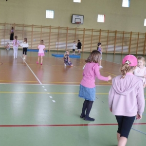 Pierwszy dzień organizacyjny. Zajęcia stacjonarne z ułożeniem regulaminu półkolonii, grami, zabawami i zajęciami plastycznymi