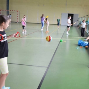 Pierwszy dzień organizacyjny. Zajęcia stacjonarne z ułożeniem regulaminu półkolonii, grami, zabawami i zajęciami plastycznymi
