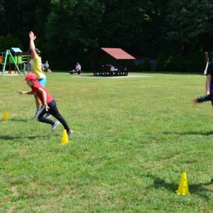 Ostatni dzień II turnusu półkolonii to dzień sportu i wspólnych zabaw przy boisku sportowym w Nakle Śl.