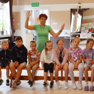 Pierwszy dzień organizacyjny. Zajęcia stacjonarne z ułożeniem regulaminu półkolonii, grami, zabawami i zajęciami plastycznymi
