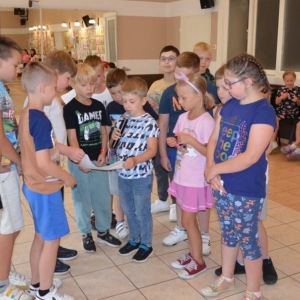 Pierwszy dzień organizacyjny. Zajęcia stacjonarne z ułożeniem regulaminu półkolonii, grami, zabawami i zajęciami plastycznymi