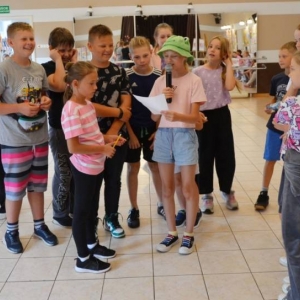Pierwszy dzień organizacyjny. Zajęcia stacjonarne z ułożeniem regulaminu półkolonii, grami, zabawami i zajęciami plastycznymi
