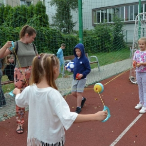 Pierwszy dzień organizacyjny. Zajęcia stacjonarne z ułożeniem regulaminu półkolonii, grami, zabawami i zajęciami plastycznymi