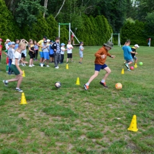 Ostatni dzień II turnusu półkolonii to dzień sportu i wspólnych zabaw przy boisku sportowym w Nakle Śl.