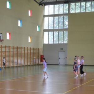 Pierwszy dzień organizacyjny. Zajęcia stacjonarne z ułożeniem regulaminu półkolonii, grami, zabawami i zajęciami plastycznymi