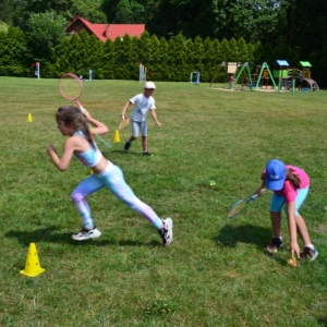 Ostatni dzień II turnusu półkolonii to dzień sportu i wspólnych zabaw przy boisku sportowym w Nakle Śl.