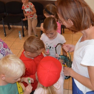 Pierwszy dzień organizacyjny. Zajęcia stacjonarne z ułożeniem regulaminu półkolonii, grami, zabawami i zajęciami plastycznymi