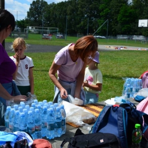 Ostatni dzień II turnusu półkolonii to dzień sportu i wspólnych zabaw przy boisku sportowym w Nakle Śl.