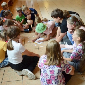 Pierwszy dzień organizacyjny. Zajęcia stacjonarne z ułożeniem regulaminu półkolonii, grami, zabawami i zajęciami plastycznymi