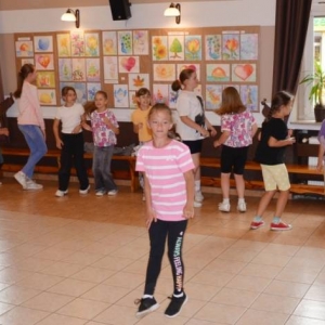 Pierwszy dzień organizacyjny. Zajęcia stacjonarne z ułożeniem regulaminu półkolonii, grami, zabawami i zajęciami plastycznymi