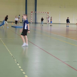 Pierwszy dzień organizacyjny. Zajęcia stacjonarne z ułożeniem regulaminu półkolonii, grami, zabawami i zajęciami plastycznymi