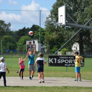 Ostatni dzień II turnusu półkolonii to dzień sportu i wspólnych zabaw przy boisku sportowym w Nakle Śl.