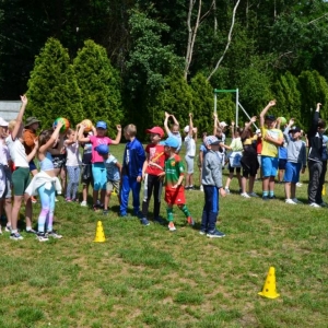 Ostatni dzień II turnusu półkolonii to dzień sportu i wspólnych zabaw przy boisku sportowym w Nakle Śl.