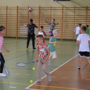 Pierwszy dzień organizacyjny. Zajęcia stacjonarne z ułożeniem regulaminu półkolonii, grami, zabawami i zajęciami plastycznymi