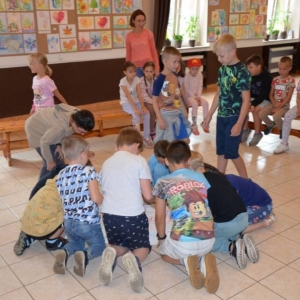 Pierwszy dzień organizacyjny. Zajęcia stacjonarne z ułożeniem regulaminu półkolonii, grami, zabawami i zajęciami plastycznymi