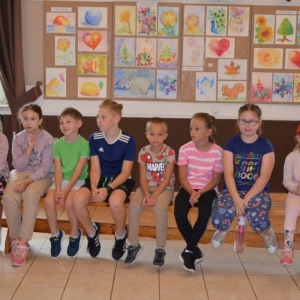 Pierwszy dzień organizacyjny. Zajęcia stacjonarne z ułożeniem regulaminu półkolonii, grami, zabawami i zajęciami plastycznymi