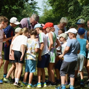 Ostatni dzień półkolonii. Dzień sportu w świerklanieckim parku oraz gier i zabaw na nowo otwartym placu zabaw