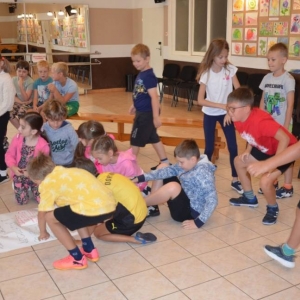 Pierwszy dzień III turnusu półkolonii. Gry i zabawy integracyjne, podział na grupy, opracowanie regulaminu, praca plastyczna