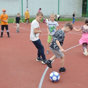 Pierwszy dzień III turnusu półkolonii. Gry i zabawy integracyjne, podział na grupy, opracowanie regulaminu, praca plastyczna