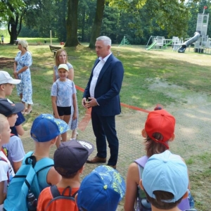 Ostatni dzień półkolonii. Dzień sportu w świerklanieckim parku oraz gier i zabaw na nowo otwartym placu zabaw