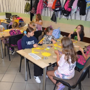 Pierwszy dzień III turnusu półkolonii. Gry i zabawy integracyjne, podział na grupy, opracowanie regulaminu, praca plastyczna
