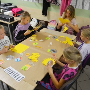 Pierwszy dzień III turnusu półkolonii. Gry i zabawy integracyjne, podział na grupy, opracowanie regulaminu, praca plastyczna