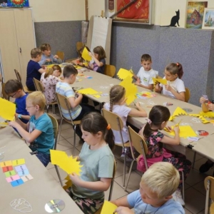 Pierwszy dzień III turnusu półkolonii. Gry i zabawy integracyjne, podział na grupy, opracowanie regulaminu, praca plastyczna