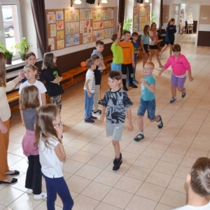 Pierwszy dzień III turnusu półkolonii. Gry i zabawy integracyjne, podział na grupy, opracowanie regulaminu, praca plastyczna