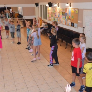 Pierwszy dzień III turnusu półkolonii. Gry i zabawy integracyjne, podział na grupy, opracowanie regulaminu, praca plastyczna