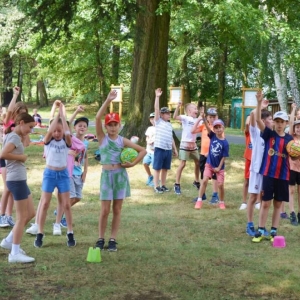 Ostatni dzień półkolonii. Dzień sportu w świerklanieckim parku oraz gier i zabaw na nowo otwartym placu zabaw