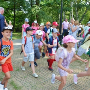 Ostatni dzień półkolonii. Dzień sportu w świerklanieckim parku oraz gier i zabaw na nowo otwartym placu zabaw