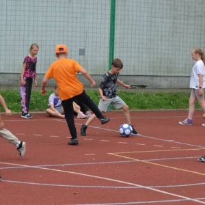 Pierwszy dzień III turnusu półkolonii. Gry i zabawy integracyjne, podział na grupy, opracowanie regulaminu, praca plastyczna