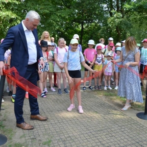 Ostatni dzień półkolonii. Dzień sportu w świerklanieckim parku oraz gier i zabaw na nowo otwartym placu zabaw