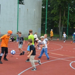 Pierwszy dzień III turnusu półkolonii. Gry i zabawy integracyjne, podział na grupy, opracowanie regulaminu, praca plastyczna
