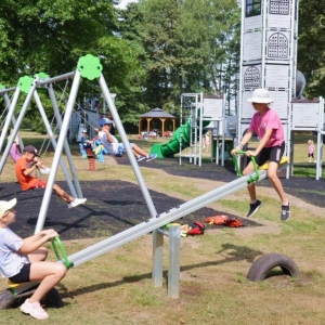 Ostatni dzień półkolonii. Dzień sportu w świerklanieckim parku oraz gier i zabaw na nowo otwartym placu zabaw
