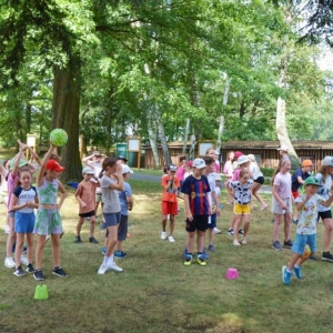Ostatni dzień półkolonii. Dzień sportu w świerklanieckim parku oraz gier i zabaw na nowo otwartym placu zabaw