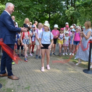 Ostatni dzień półkolonii. Dzień sportu w świerklanieckim parku oraz gier i zabaw na nowo otwartym placu zabaw