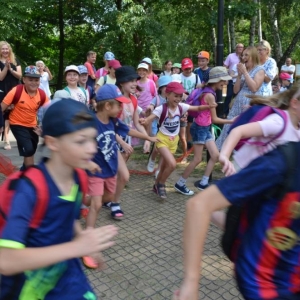 Ostatni dzień półkolonii. Dzień sportu w świerklanieckim parku oraz gier i zabaw na nowo otwartym placu zabaw