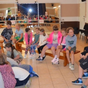 Pierwszy dzień III turnusu półkolonii. Gry i zabawy integracyjne, podział na grupy, opracowanie regulaminu, praca plastyczna