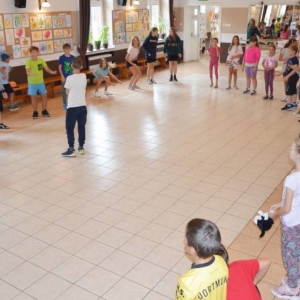 Pierwszy dzień III turnusu półkolonii. Gry i zabawy integracyjne, podział na grupy, opracowanie regulaminu, praca plastyczna