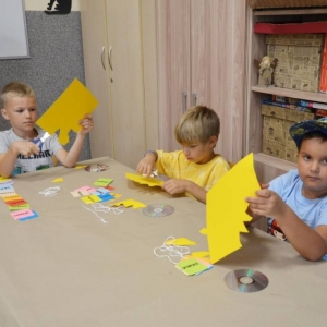 Pierwszy dzień III turnusu półkolonii. Gry i zabawy integracyjne, podział na grupy, opracowanie regulaminu, praca plastyczna