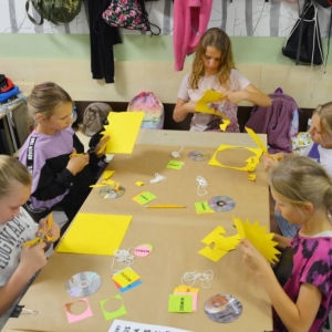 Pierwszy dzień III turnusu półkolonii. Gry i zabawy integracyjne, podział na grupy, opracowanie regulaminu, praca plastyczna