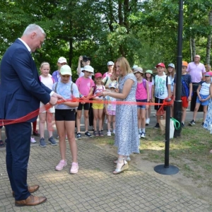 Ostatni dzień półkolonii. Dzień sportu w świerklanieckim parku oraz gier i zabaw na nowo otwartym placu zabaw