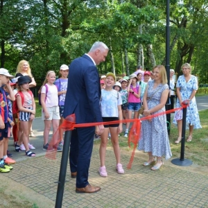 Ostatni dzień półkolonii. Dzień sportu w świerklanieckim parku oraz gier i zabaw na nowo otwartym placu zabaw