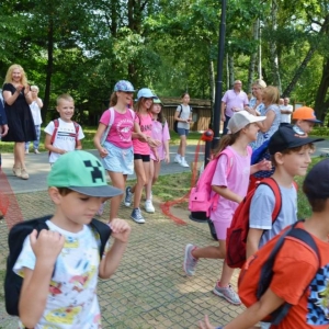 Ostatni dzień półkolonii. Dzień sportu w świerklanieckim parku oraz gier i zabaw na nowo otwartym placu zabaw