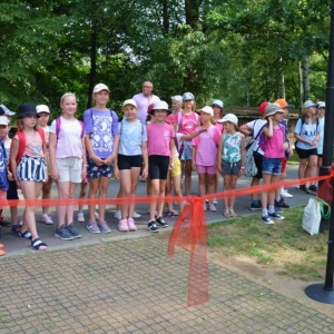 Ostatni dzień półkolonii. Dzień sportu w świerklanieckim parku oraz gier i zabaw na nowo otwartym placu zabaw