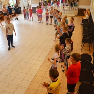 Pierwszy dzień III turnusu półkolonii. Gry i zabawy integracyjne, podział na grupy, opracowanie regulaminu, praca plastyczna