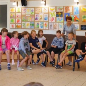 Pierwszy dzień III turnusu półkolonii. Gry i zabawy integracyjne, podział na grupy, opracowanie regulaminu, praca plastyczna